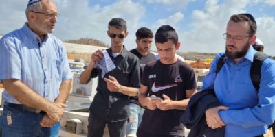 arye gut's son at graveside