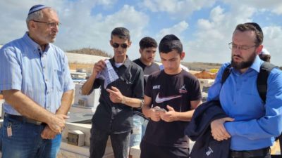 arye gut's son at graveside