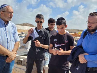 arye gut's son at graveside