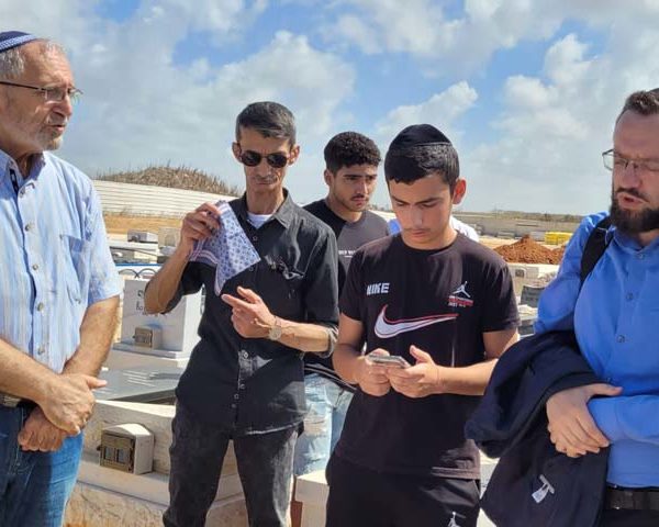 arye gut's son at graveside