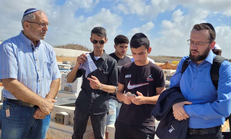 arye gut's son at graveside